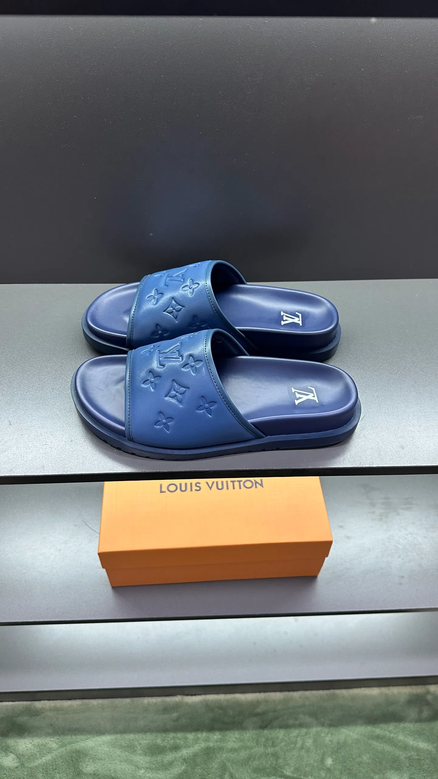 [L Home] P: 300💰Size: 38-45 Top purchasing lv men's summer slippers, classic presbyopia with soft real leather lining, unique color splicing effect, distinctive personality, fashionable and trendy essential style, light and comfortable. Lightweight and tough rubber insole, micro ridged foam outsole, super comfortable!